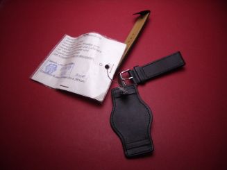 Lederarmband mit breiter Gehäuseunterlage, 19mm im Verlauf auf 18mm, Breite des Mittelteils: 45,3mm, schwarz, mit Dornschließe aus Edelstahl und Bundeswehrsiegel (Mai 1998) 