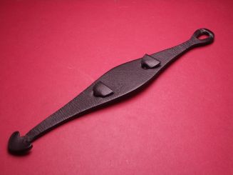 Lederarmband, 8mm im Verlauf auf 35,2mm, Breite der Uhrgehäusebefestigung: 17mm, schwarz, mit Verschluss zum Einhaken 