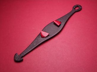 Lederarmband, 8mm im Verlauf auf 35,2mm, Breite der Uhrgehäusebefestigung: 17mm, schwarz/rot, mit Verschluss zum Einhaken 