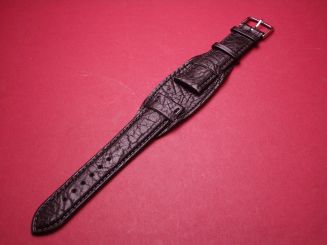 Lederarmband mit breiter Gehäuseunterlage, 20mm im Verlauf auf 18mm, Breite des Mittelteils: 32,0mm, schwarz, mit Dornschließe aus Edelstahl 