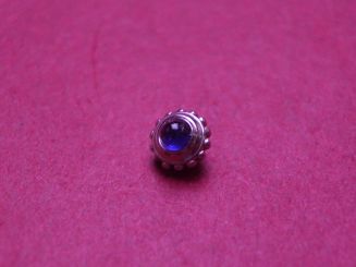 Cartier Krone, Stahl, mit eingefasstem Spinell, Ø 3,8mm, Höhe 3,4mm, gebraucht (an einer Stelle leicht defekt) 