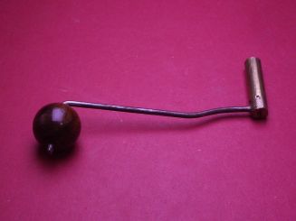 Schöner alter Großuhr-Aufziehschlüssel mit Kurbel zur Dekoration, Vierkantmaß 5,85mm 