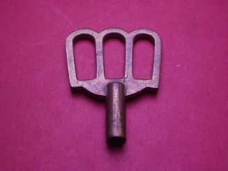 Schöner alter Großuhr-Aufziehschlüssel zur Dekoration, Vierkantmaß 3,4mm x 2,8mm 