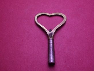 Schöner alter Großuhr-Aufziehschlüssel zur Dekoration, Vierkantmaß 3,4mm 