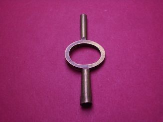 Schöner alter Großuhr-Aufziehschlüssel zur Dekoration, Vierkantmaß 3,5mm x 3,9mm 