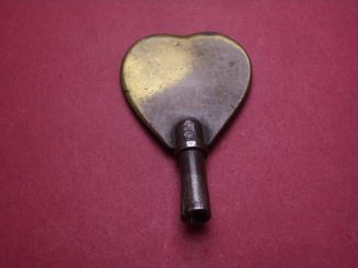 Schöner alter Großuhr-Aufziehschlüssel zur Dekoration, Vierkantmaß 4,0mm 