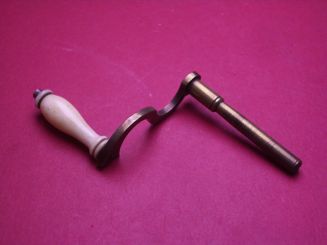 Schöner alter Großuhr-Aufziehschlüssel mit Kurbel zur Dekoration, Vierkantmaß 2,7mm 