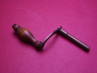Schöner alter Großuhr-Aufziehschlüssel mit Kurbel zur Dekoration, Vierkantmaß 2,7mm 