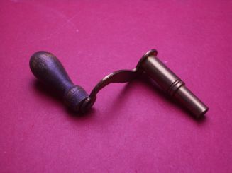 Schöner alter Großuhr-Aufziehschlüssel mit Kurbel zur Dekoration, Vierkantmaß 2,9mm 