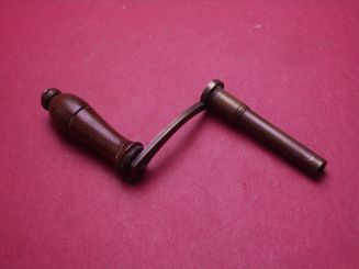 Schöner alter Großuhr-Aufziehschlüssel mit Kurbel zur Dekoration, Vierkantmaß 2,8mm 