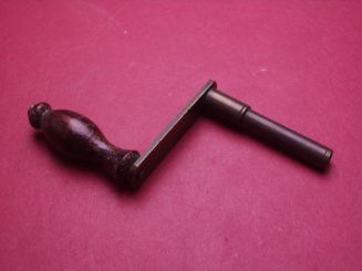 Schöner alter Großuhr-Aufziehschlüssel mit Kurbel zur Dekoration, Vierkantmaß 2,85mm 