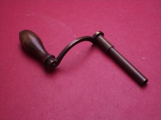 Schöner alter Großuhr-Aufziehschlüssel mit Kurbel zur Dekoration, Vierkantmaß 2,75mm 
