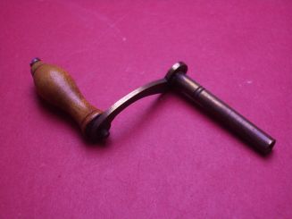 Schöner alter Großuhr-Aufziehschlüssel mit Kurbel zur Dekoration, Vierkantmaß 2,75mm 