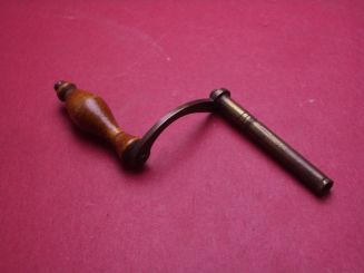 Schöner alter Großuhr-Aufziehschlüssel mit Kurbel zur Dekoration, Vierkantmaß 2,75mm 