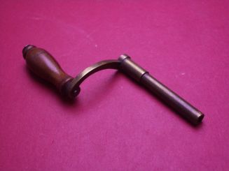 Schöner alter Großuhr-Aufziehschlüssel mit Kurbel zur Dekoration, Vierkantmaß 3,0mm 