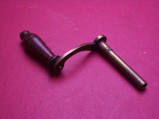 Schöner alter Großuhr-Aufziehschlüssel mit Kurbel zur Dekoration, Vierkantmaß 2,5mm 