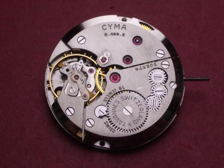 Uhrwerk Cyma Cal. 488.2, Handaufzug, Zentralsekunde, mit Datumsscheibe (schwarze Schrift auf weißem Untergrund), signiert: Tavannes, NOS (New Old Stock) 