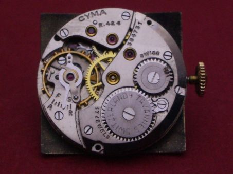Uhrwerk Cyma Cal. 424, Handaufzug, kleine Sekunde, mit Zifferblatt und Zeigern, NOS (New Old Stock) 