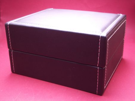 Uhren-Lederbox mit Karton, schwarz mit heller Naht, Innenleben créme 
