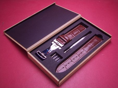 Lederarmband mit Krokoprägung, 24mm, Farbe: braun mit weißer Naht, mit Faltschließe, 4 Federstegen und Bandwerkzeug 