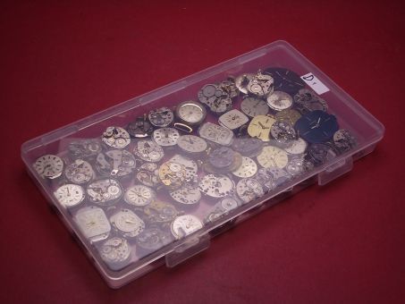 Konvolut mit 50 Damenuhrwerken ausgeschlachteter Golduhren, als Ersatz oder Ersatzteilträger geeignet 