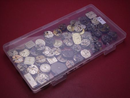 Konvolut mit 50 Damenuhrwerken ausgeschlachteter Golduhren, als Ersatz oder Ersatzteilträger geeignet 