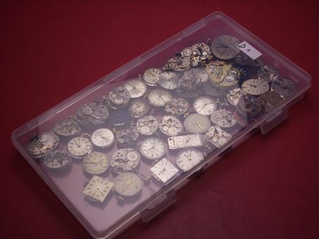 Konvolut mit 50 Damenuhrwerken ausgeschlachteter Golduhren, als Ersatz oder Ersatzteilträger geeignet 