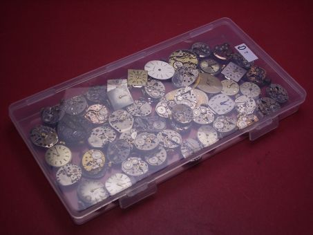 Konvolut mit 50 Damenuhrwerken ausgeschlachteter Golduhren, als Ersatz oder Ersatzteilträger geeignet 
