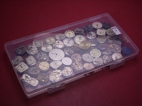 Konvolut mit 50 Damenuhrwerken ausgeschlachteter Golduhren, als Ersatz oder Ersatzteilträger geeignet 