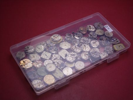 Konvolut mit 50 Damenuhrwerken ausgeschlachteter Golduhren, als Ersatz oder Ersatzteilträger geeignet 