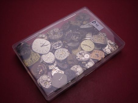 Konvolut mit 50 Damenuhrwerken ausgeschlachteter Golduhren, als Ersatz oder Ersatzteilträger geeignet 