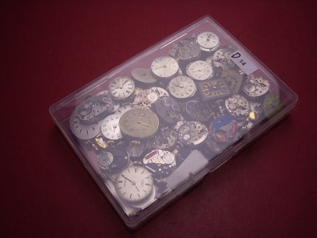 Konvolut mit 50 Damenuhrwerken ausgeschlachteter Golduhren, als Ersatz oder Ersatzteilträger geeignet 
