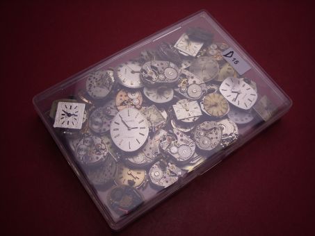 Konvolut mit 50 Damenuhrwerken ausgeschlachteter Golduhren, als Ersatz oder Ersatzteilträger geeignet 