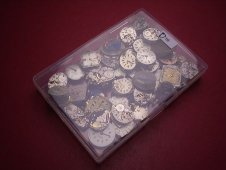 Konvolut mit 50 Damenuhrwerken ausgeschlachteter Golduhren, als Ersatz oder Ersatzteilträger geeignet 