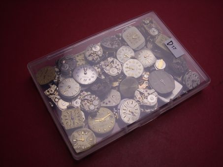 Konvolut mit 50 Damenuhrwerken ausgeschlachteter Golduhren, als Ersatz oder Ersatzteilträger geeignet 