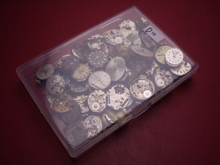 Konvolut mit 50 Damenuhrwerken ausgeschlachteter Golduhren, als Ersatz oder Ersatzteilträger geeignet 