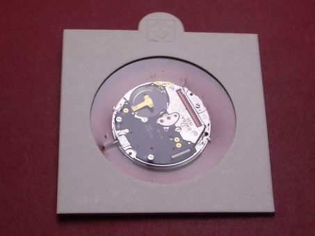 Omega Uhrwerk Kal. 1530, Quartz, mit Datumscheibe goldfarbener Untergrund schwarze Schrift 