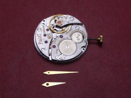 Piaget Uhrwerk Kal. 9P1 mit Zeigerset, Handaufzug, Ø 20.5mm, 36H Gangreserve, f = 19,800 vph 