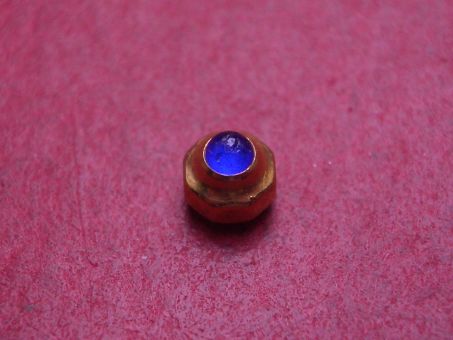 Cartier Krone, gelb mit eingefasstem Spinell, Ø 3,6mm, Höhe 3,8mm, gebraucht 