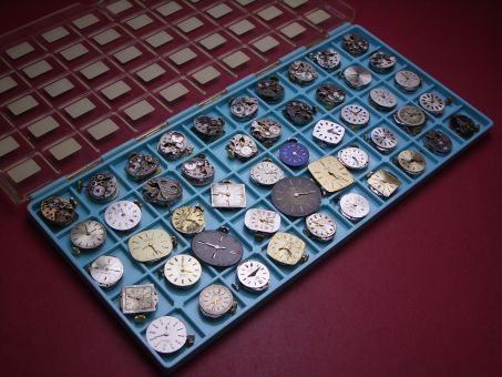 Konvolut mit 100 verschiedenen Damenuhrwerken als Ersatzteilträger 