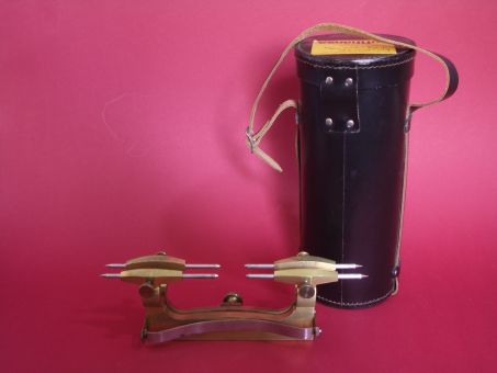 Eingriffzirkel für Großuhren, Messing, Stahlspitzen, mit Aufbewahrungstasche aus Leder 