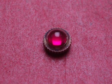 Uhrenkrone, weiß, Ø 4,6mm, Höhe 3,2mm, Gewinde 0,9mm, mit pinkem Stein 
