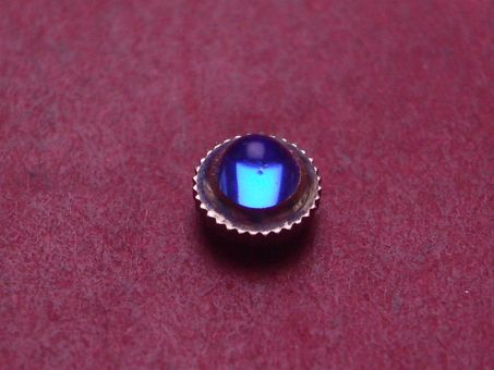 Uhrenkrone, weiß, Ø 4,6mm, Höhe 3,7mm, Gewinde 0,9mm, mit blauem Stein 