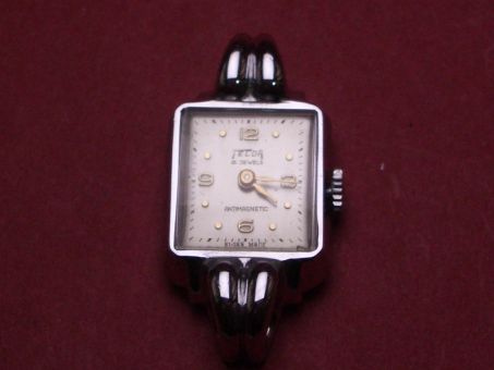 Komplette Uhr von Telda, Messing, 16,7mm x 35mm, weißes Zifferblatt mit goldfarbenen Indikatoren, Gehäuseboden aus Stahl 