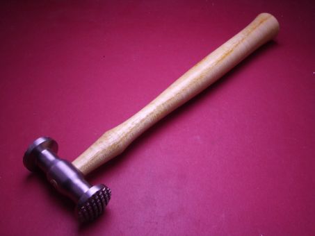 Uhrmacherhammer aus Holz mit zwei verschieden-förmigen Kopfoberflächen 