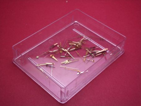 Box mit gebrauchten Swatch-Zeigern 