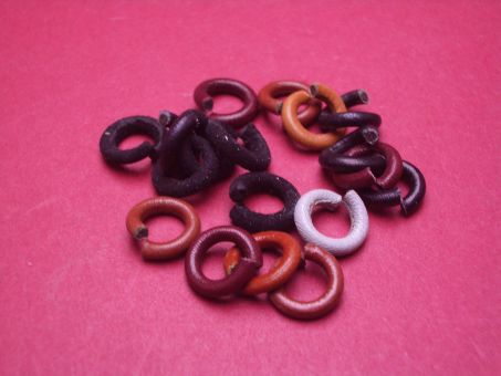 Ringe für Kordelarmbänder in verschiedenen Farben 