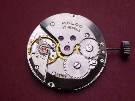 Uhrwerk AS Cal. 1702/03, signiert: Mulco, Handaufzug, Zentralsekunde, Datum bei der 3, schwarze Schrift auf weißer Scheibe 