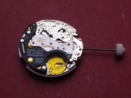 IWC Chronographen Uhrwerk Kal. 630/1, mit Mondphase, weiße Datumsscheibe mit schwarzer Schrift, Datum bei 4/5, ohne Mondphasenscheibe, plus Batteriebügel und Schraube, (Uhrwerk nur im Vorabtausch) 