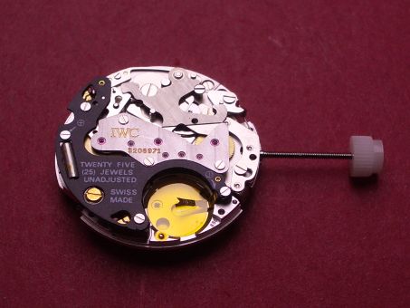 IWC Chronographen Uhrwerk Kal. 630/1, schwarze Datumsscheibe mit goldener Schrift, Datum bei 3, ohne plus Batteriebügel und Schraube, (Uhrwerk nur im Vorabtausch) 